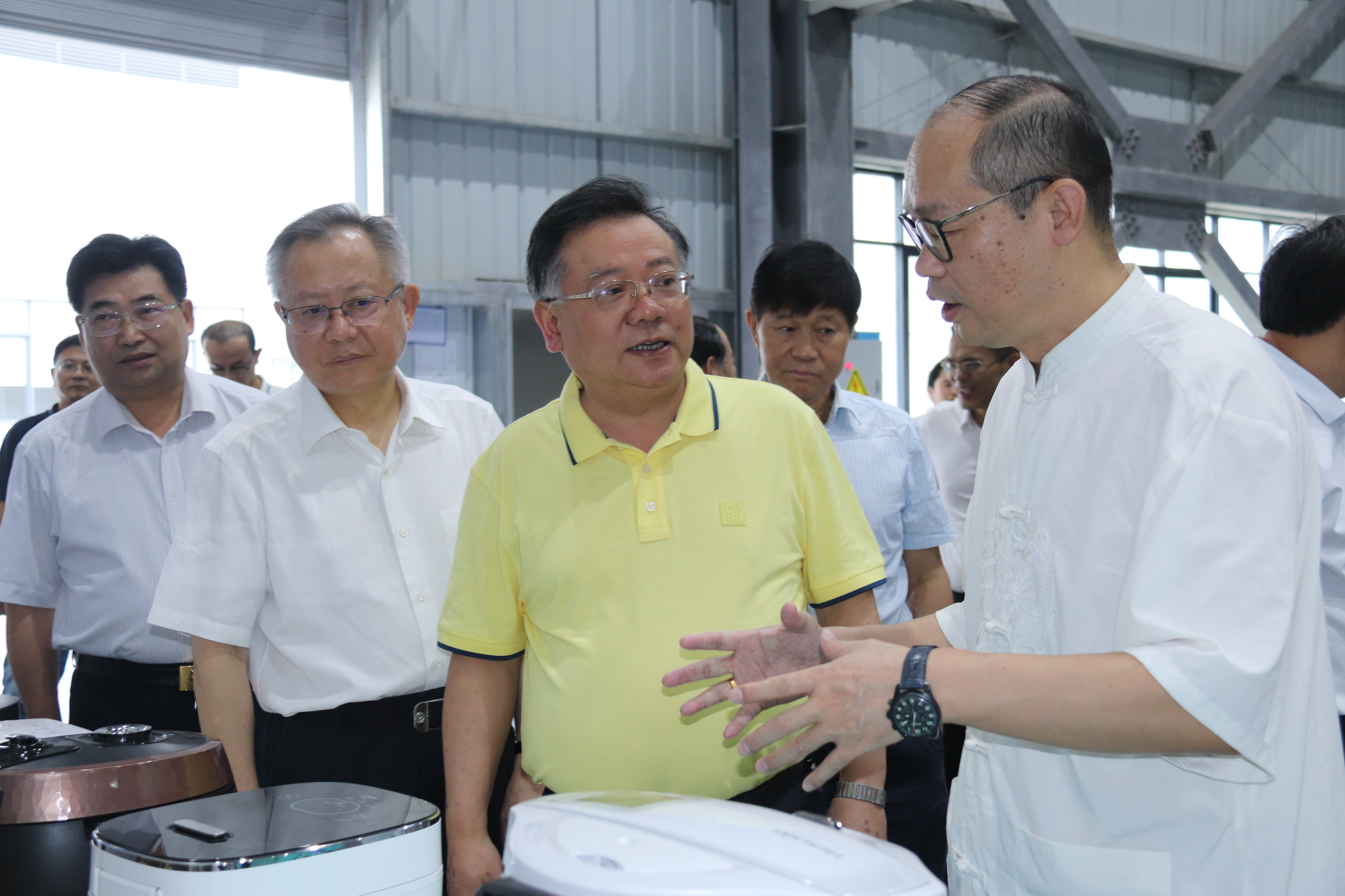 湖南省政協(xié)黨組成員、副主席易鵬飛等省政協(xié)赴邵陽經(jīng)開區(qū)拓浦精工產(chǎn)業(yè)項目調(diào)研團一行