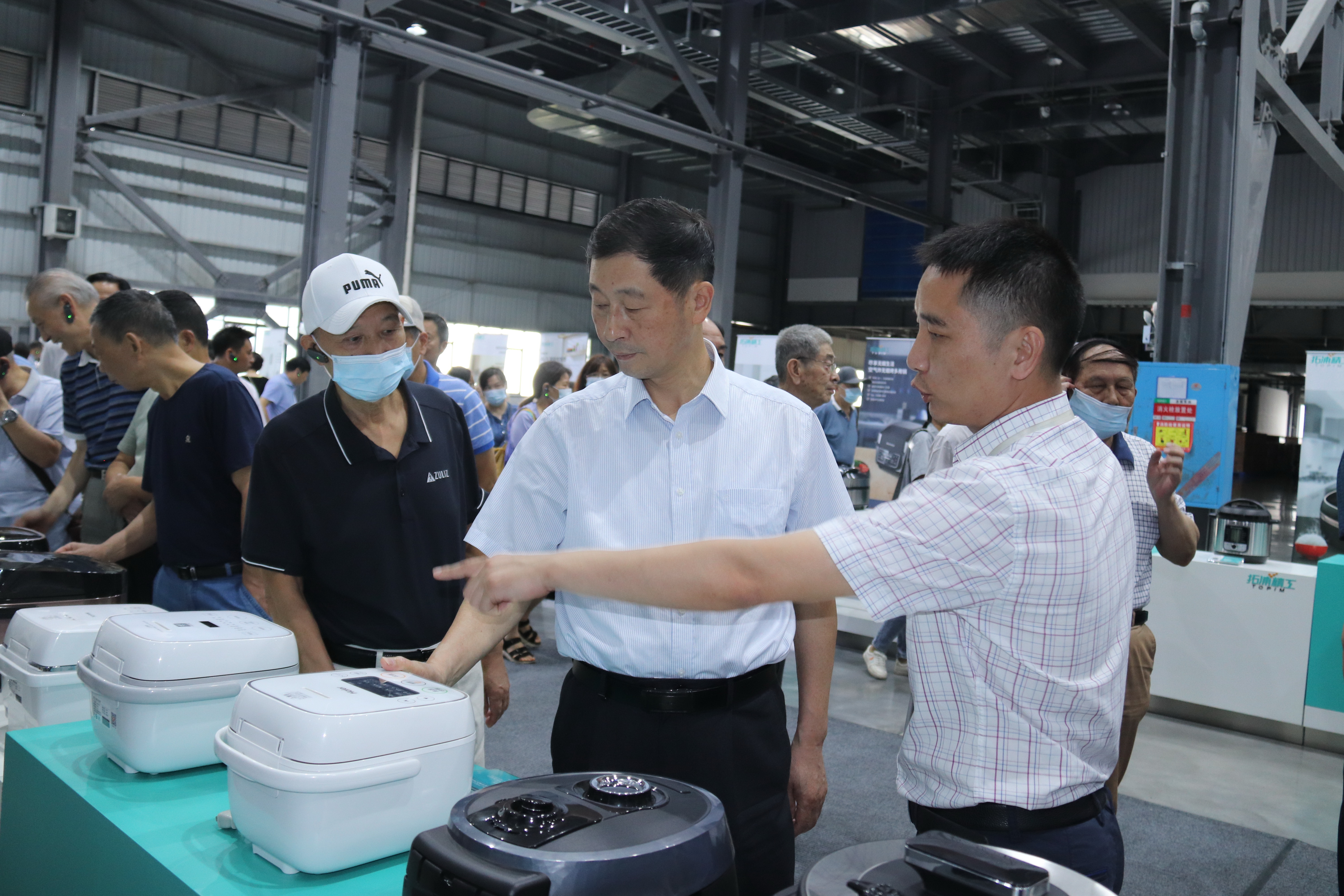 省人大常委會原副主任、機(jī)關(guān)離退休人員黨總支書記蔡力峰帶隊來我公司進(jìn)行了參觀調(diào)研