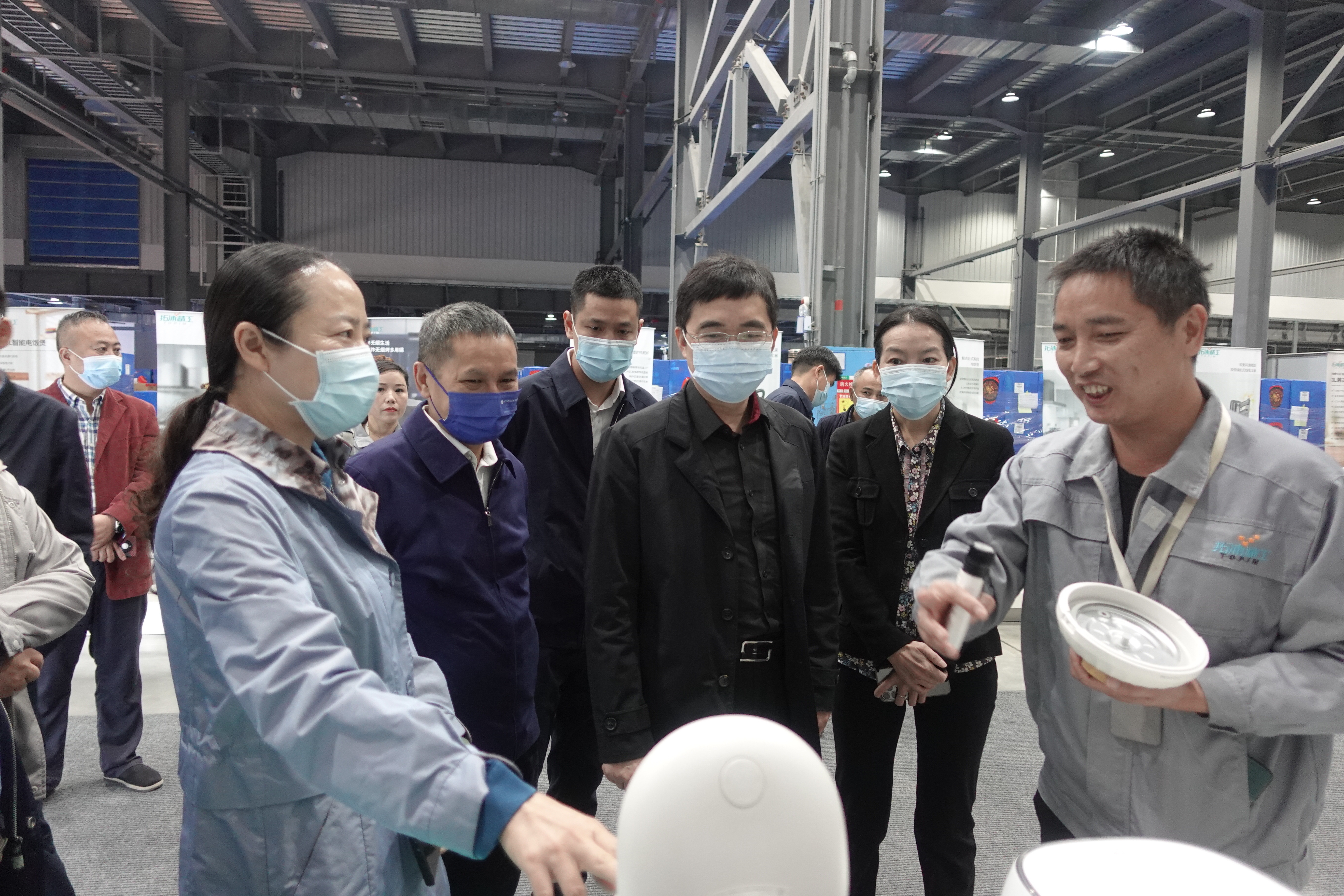 省工信廳黨組成員、省紀(jì)委監(jiān)委駐廳紀(jì)檢監(jiān)察組石峰崗組長帶領(lǐng)省工信廳等一行蒞臨我司調(diào)研